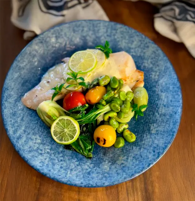 Reineta con Salsa al Limón y Vegetales Salteados